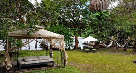 CAMPAMENTO-WAKU-LODGE-jardin