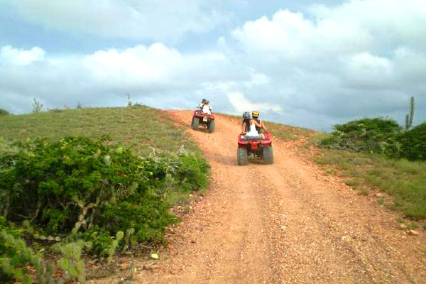 Recorrido en cuatrimoto en la isla de coche